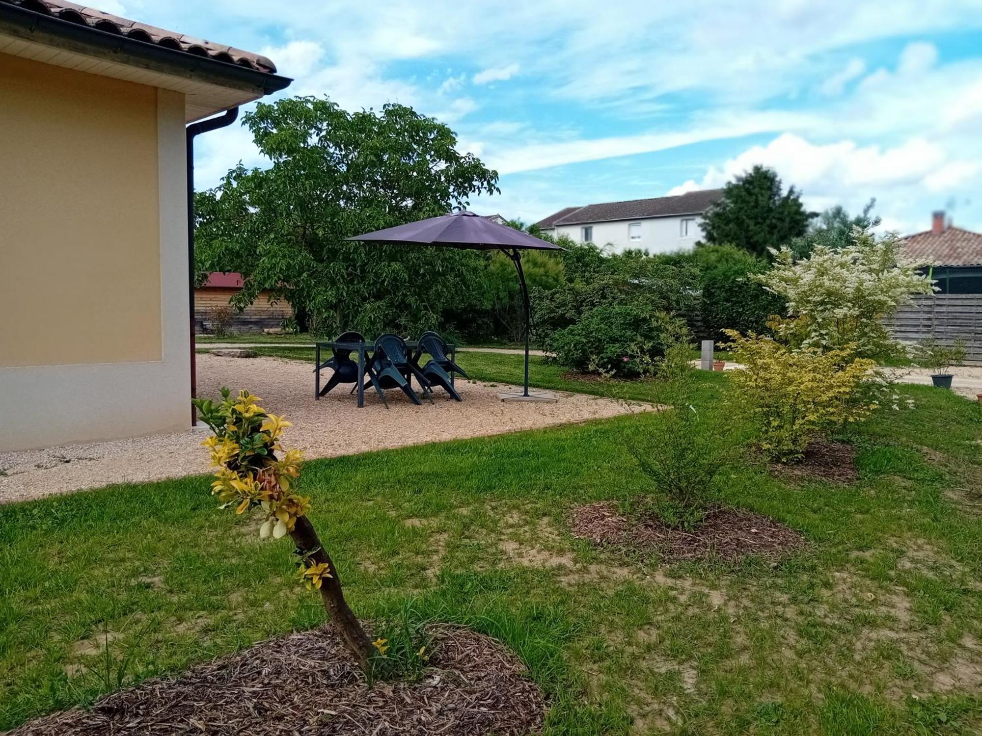 Gite L'Entraxe Tres Lumineux Au Coeur De Saint Didier Exterior foto